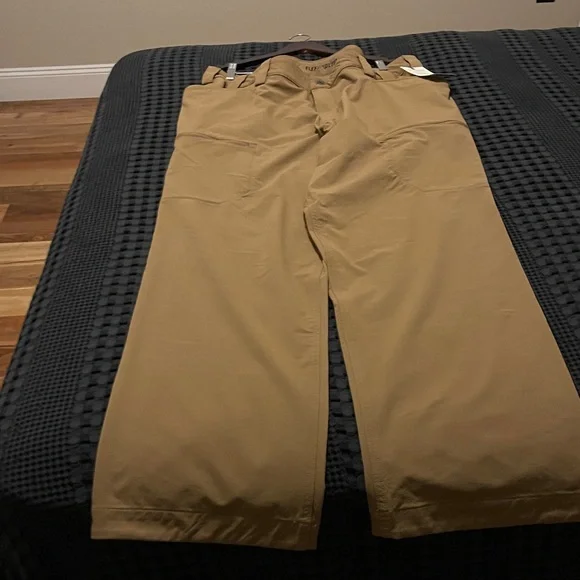 Men 's Duluth Trading Co. Tan Cargo Pants - Picture 3 of 4